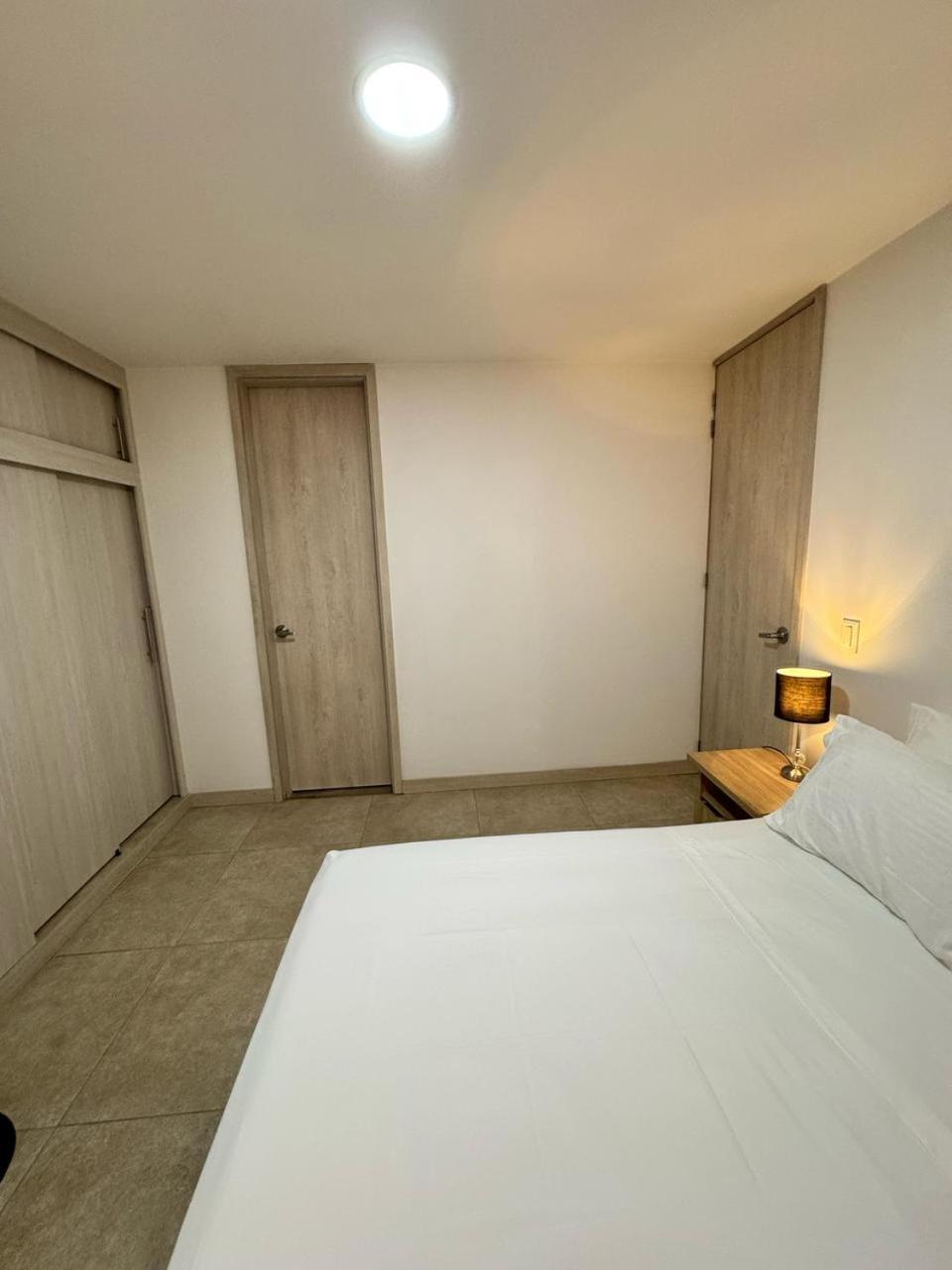 Apartamento In Laureles Two Blocks From 70 *