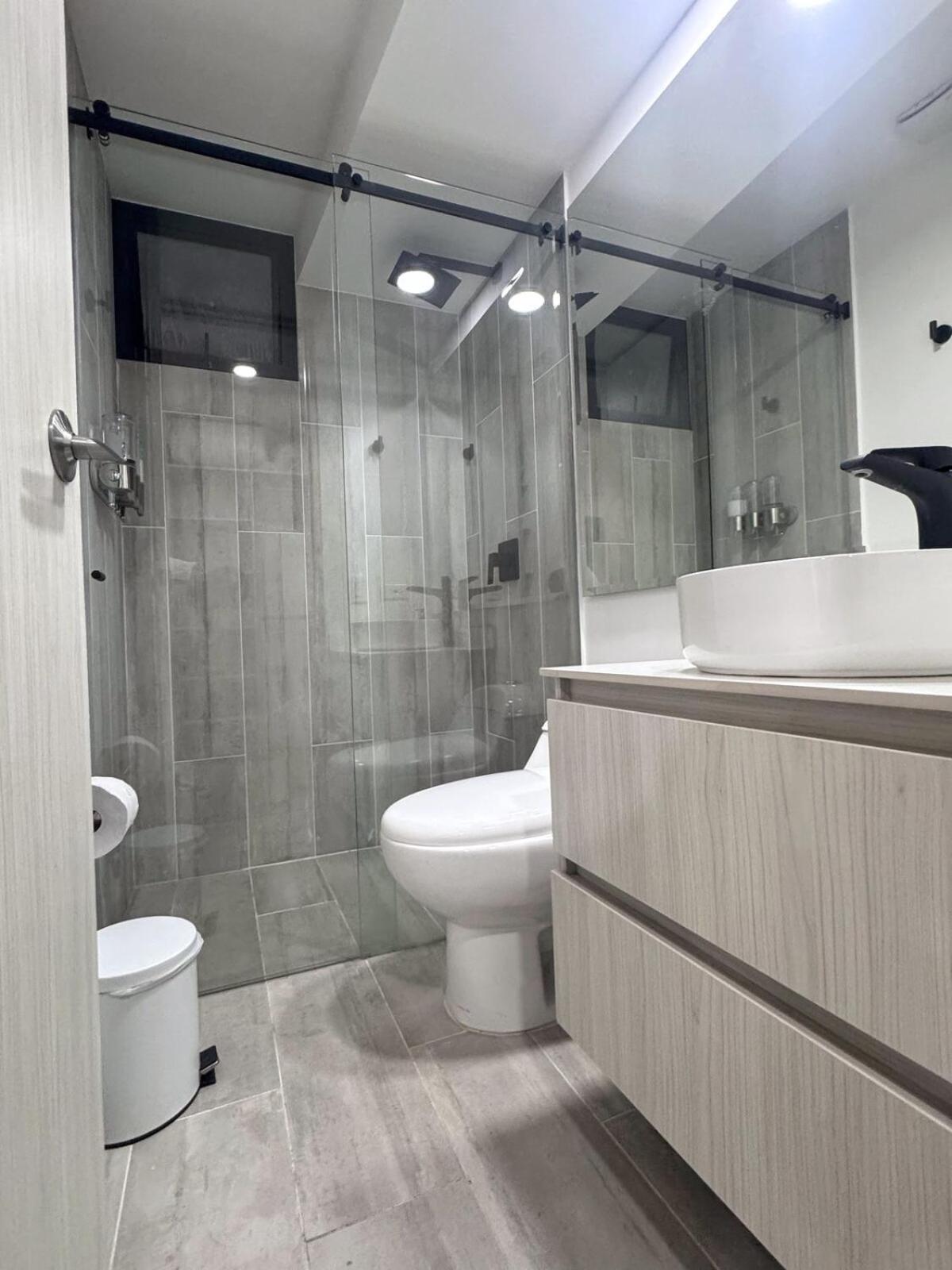 Apartamento Terraza Privada En Laureles Con Aire Acondicionado *