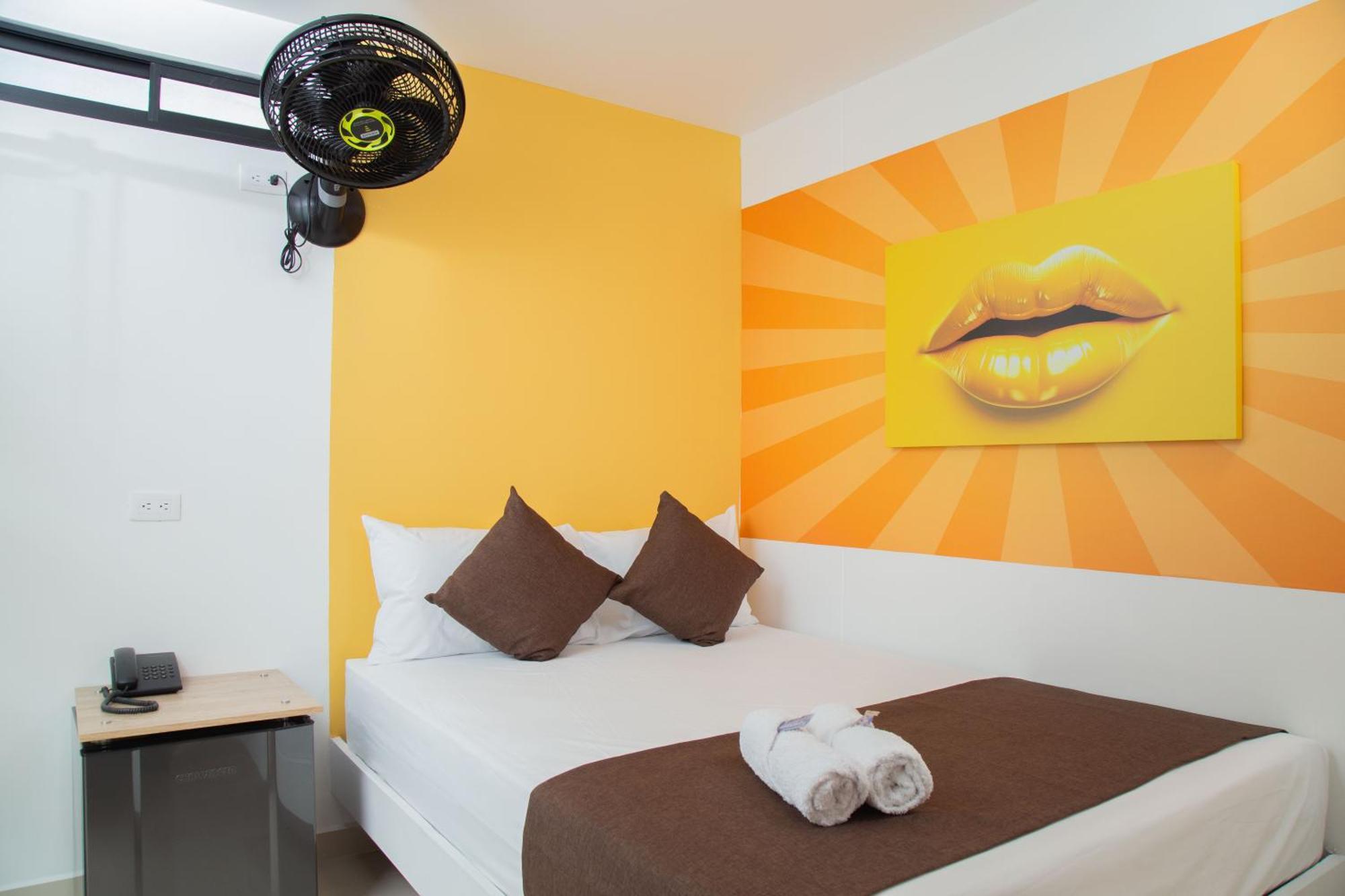 Hotel Bajo La Luna *