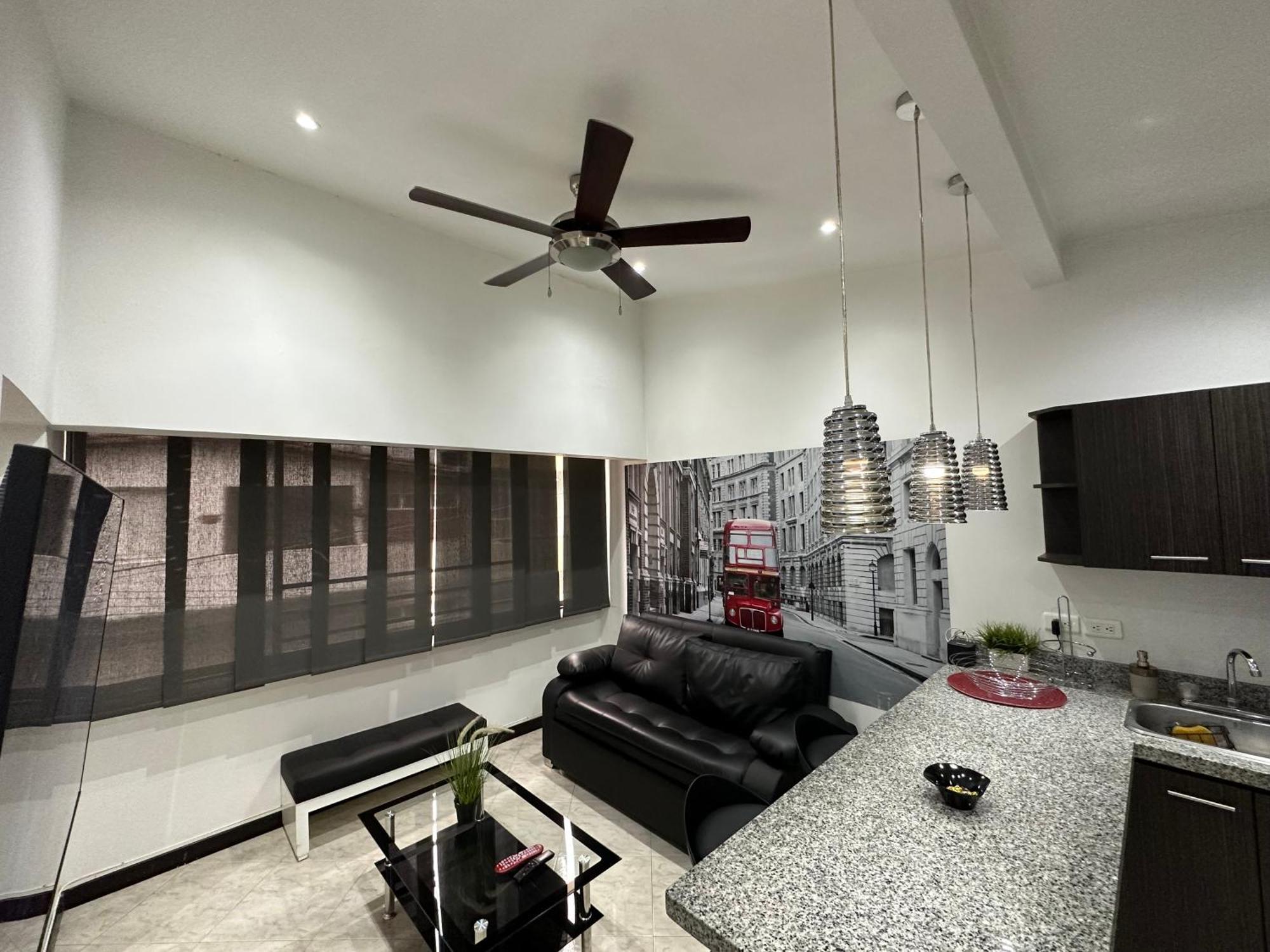 London Suites, By Poblado