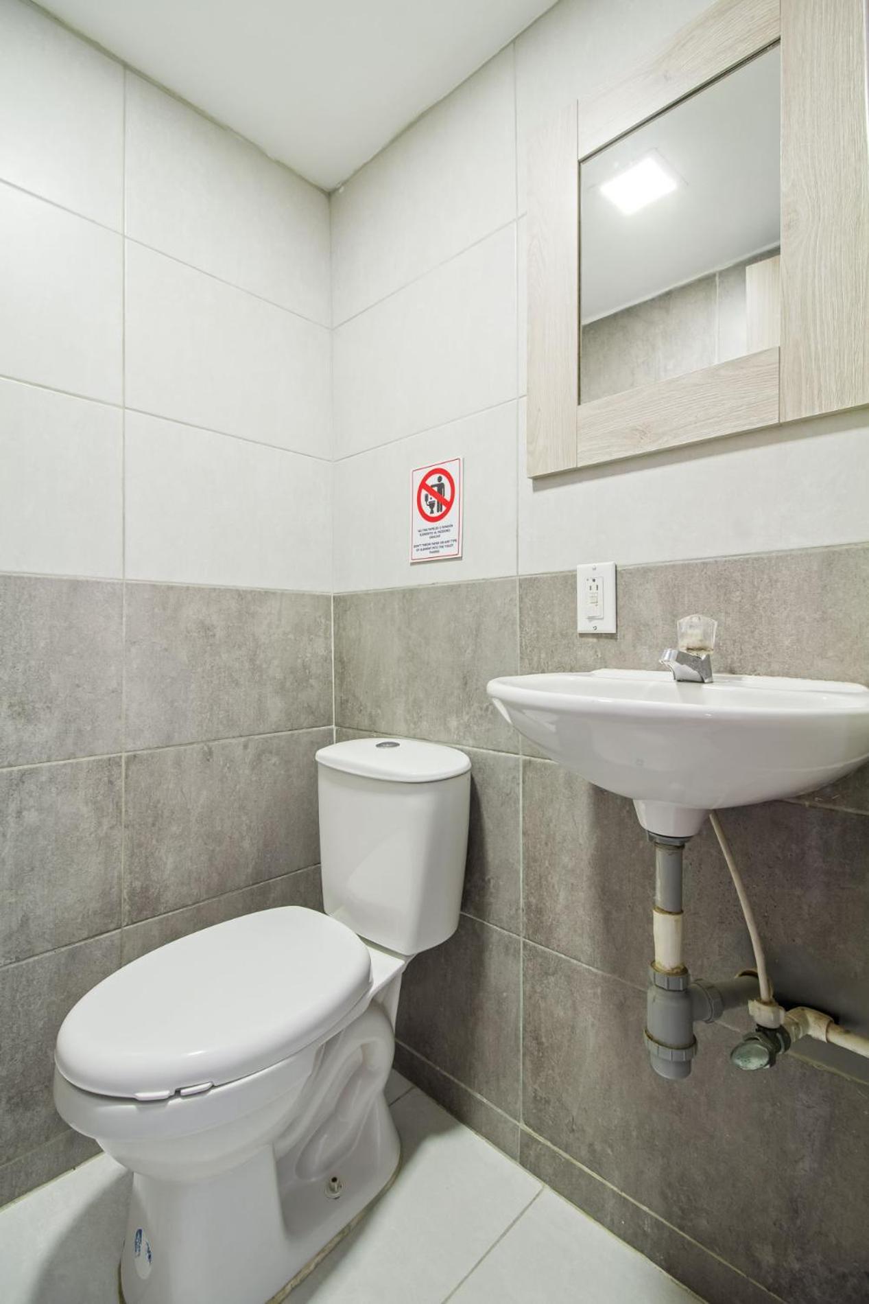 Apartment 6 Bedroom Apart, With Arcade Machine, One Block From Lleras Park