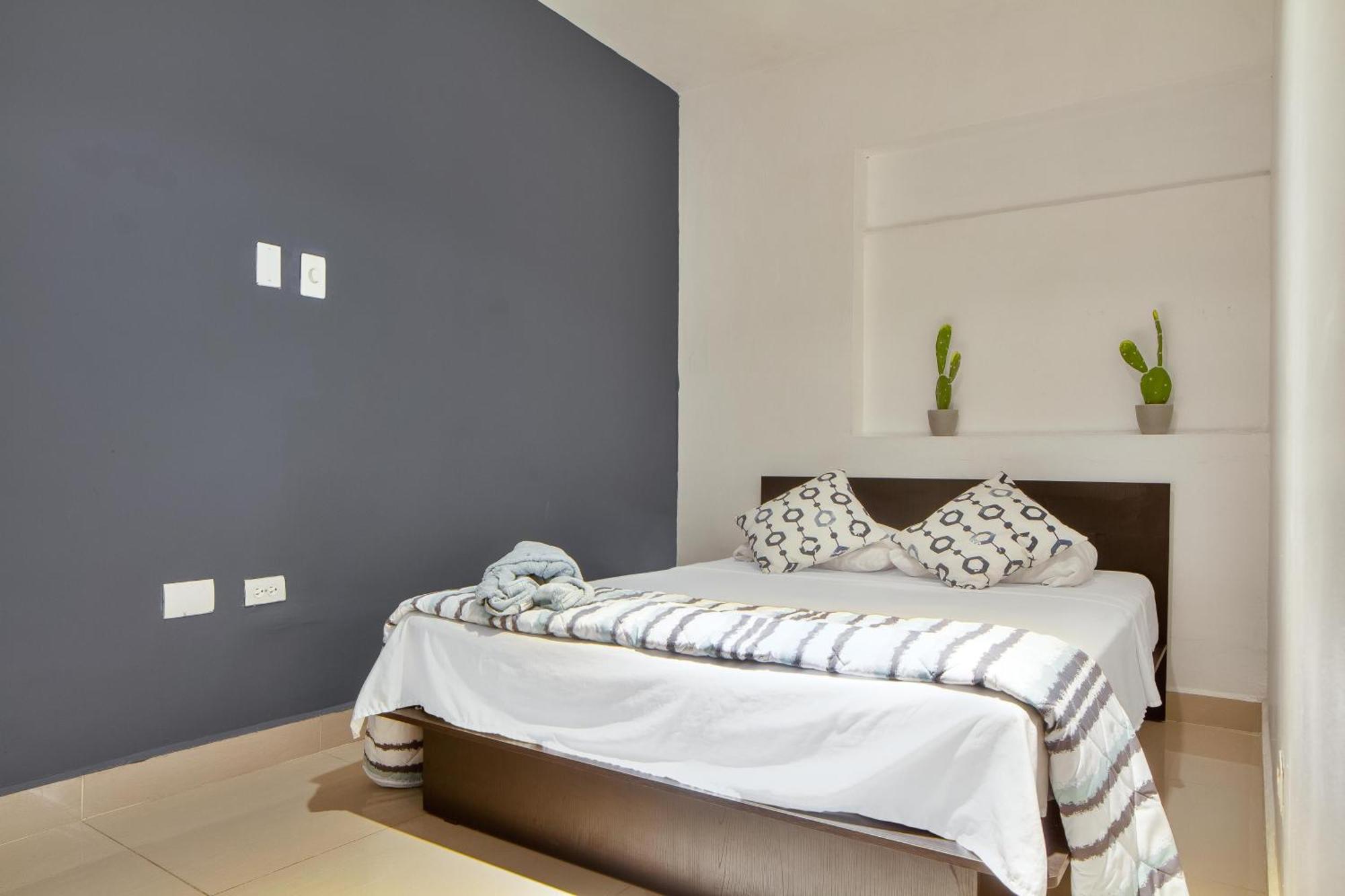 6 Bedroom Apart, With Arcade Machine, One Block From Lleras Park Apartment *