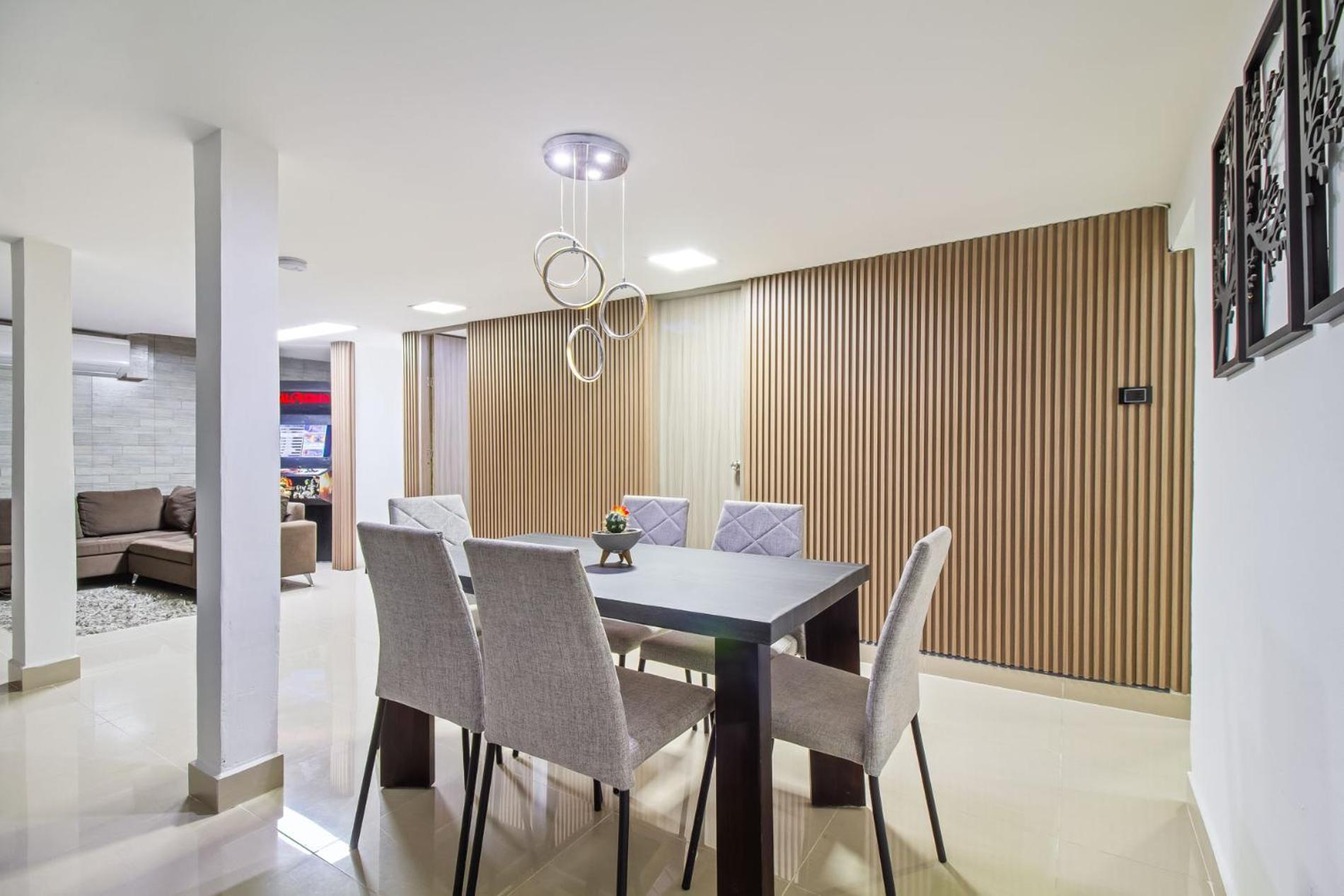 Apartment 6 Bedroom Apart, With Arcade Machine, One Block From Lleras Park *