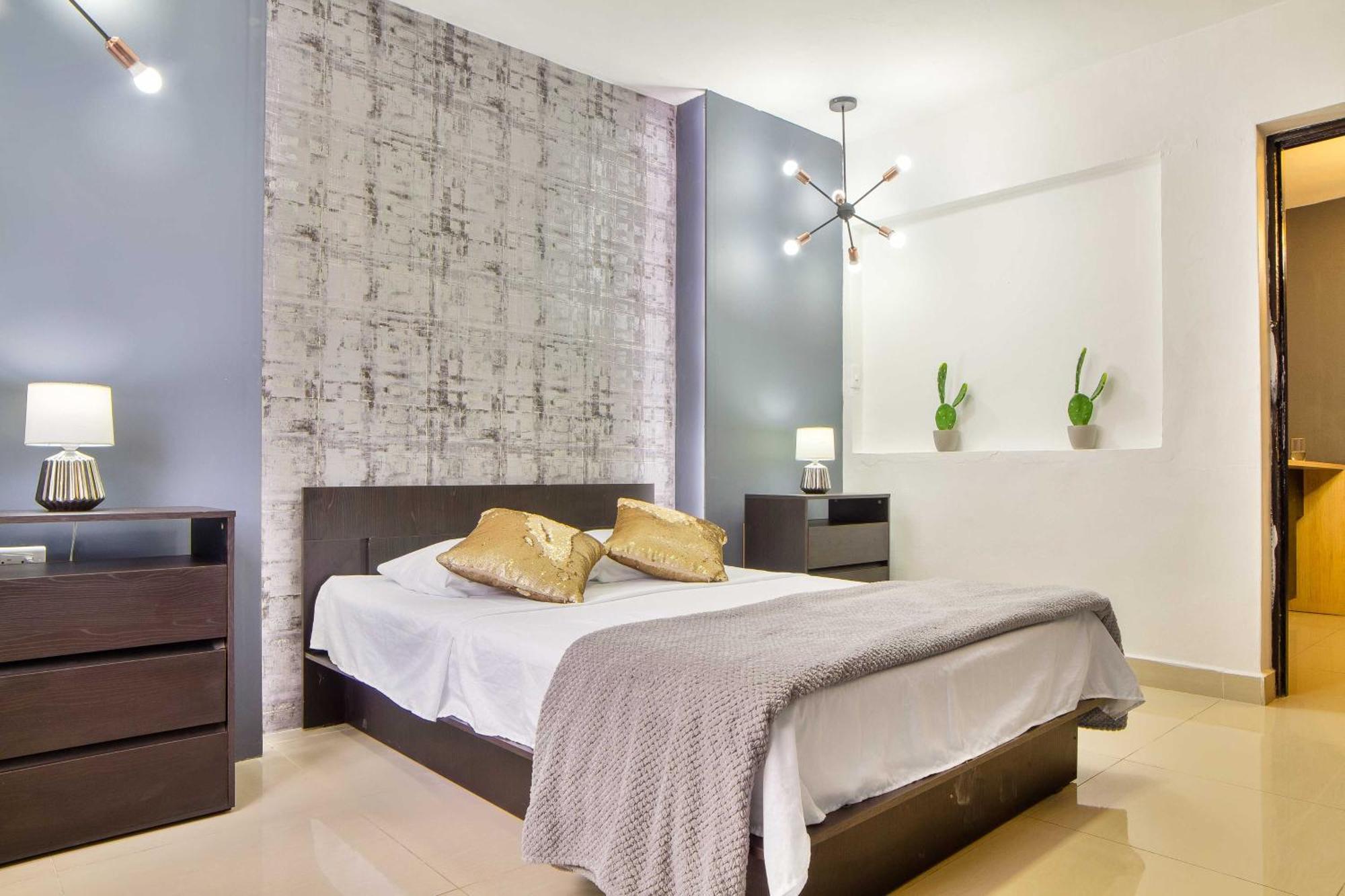 Apartment 6 Bedroom Apart, With Arcade Machine, One Block From Lleras Park Medellin