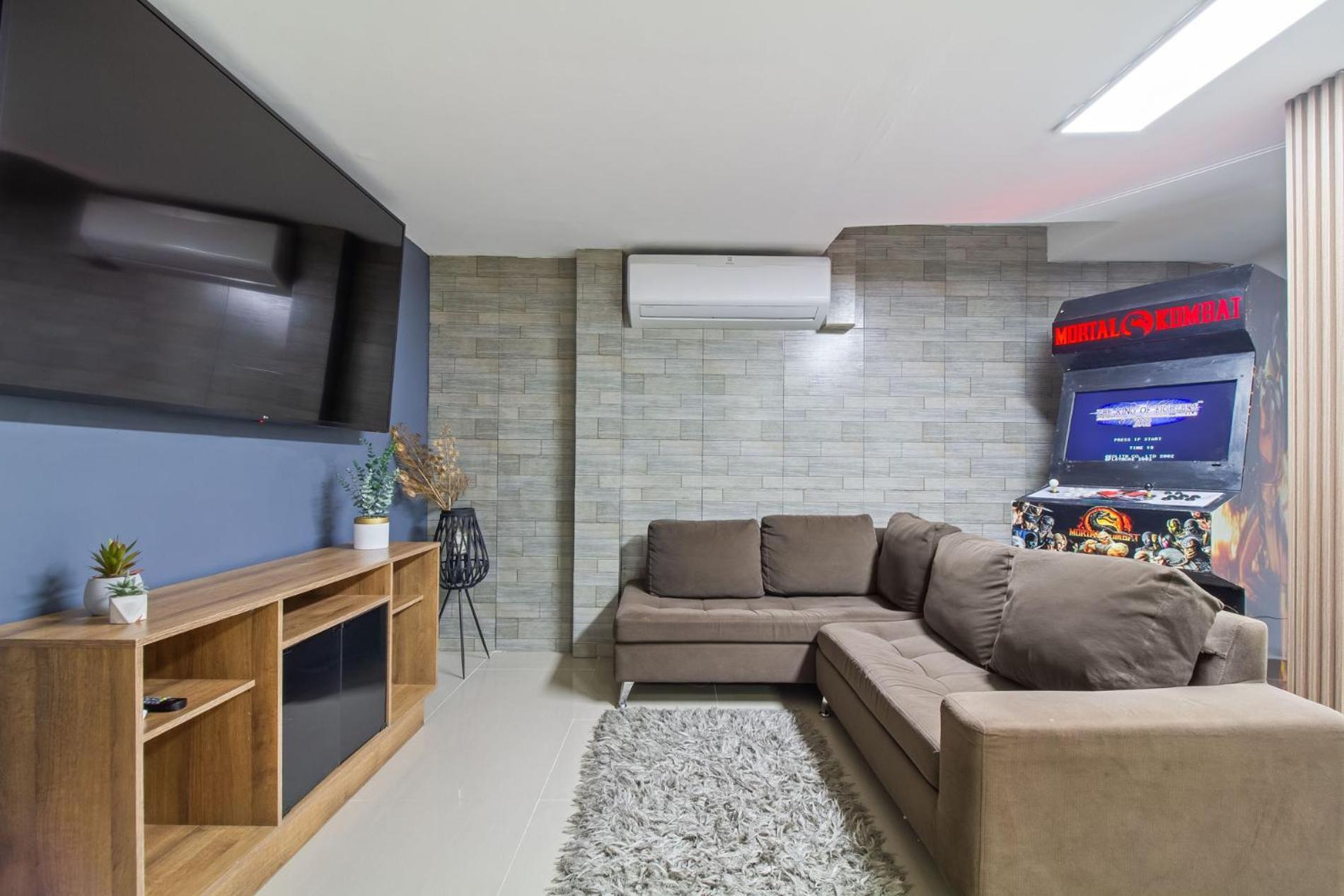 6 Bedroom Apart, With Arcade Machine, One Block From Lleras Park Apartment *
