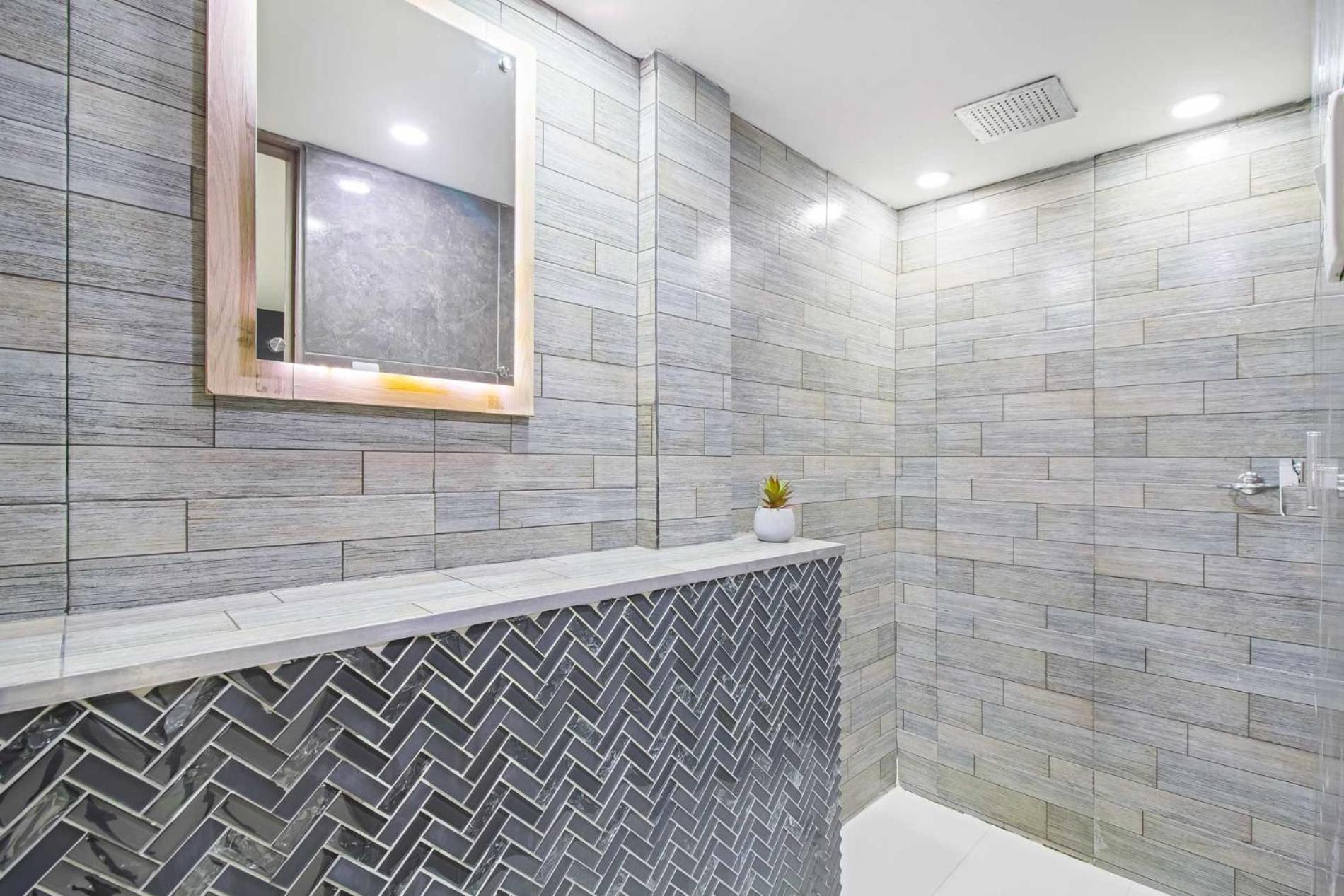Apartment 6 Bedroom Apart, With Arcade Machine, One Block From Lleras Park Medellin