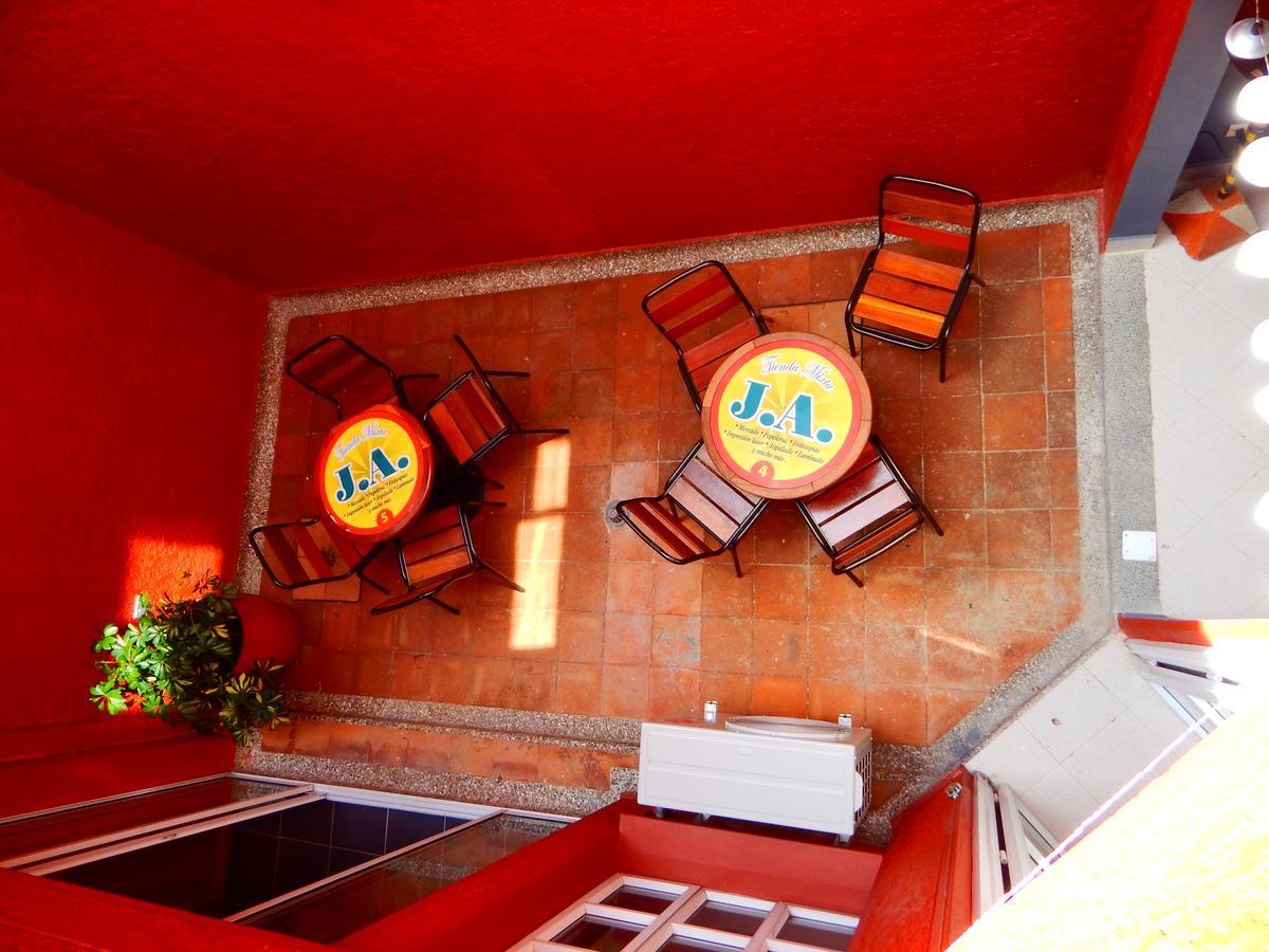 Hostal Antique House *