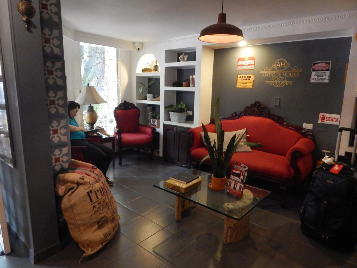 Hostal Antique House