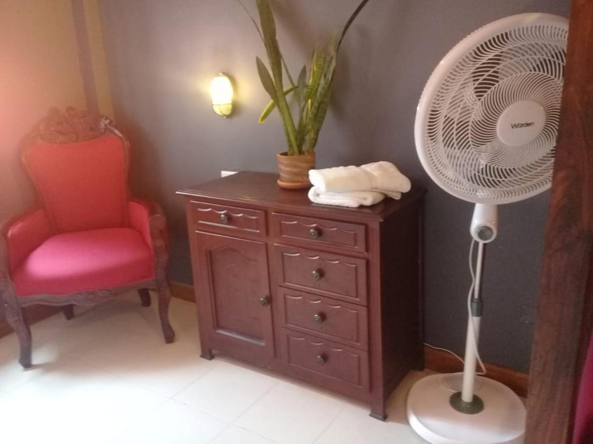 Hostal Antique House *