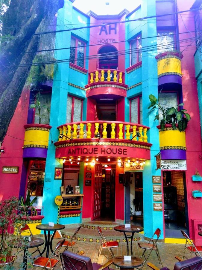Hostal Antique House *