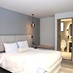 Nago Queen Room