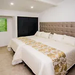 Villa Roma Parque Lleras Adults Only