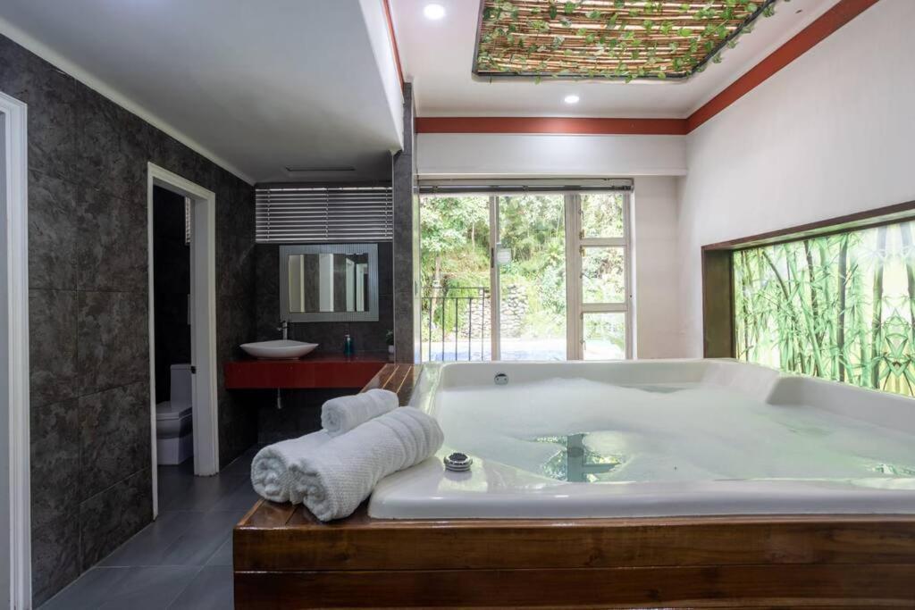 Casa Privada En El Poblado Despedidas De Soltero Fiesta Picsina Jacuzzi Villa Medellín