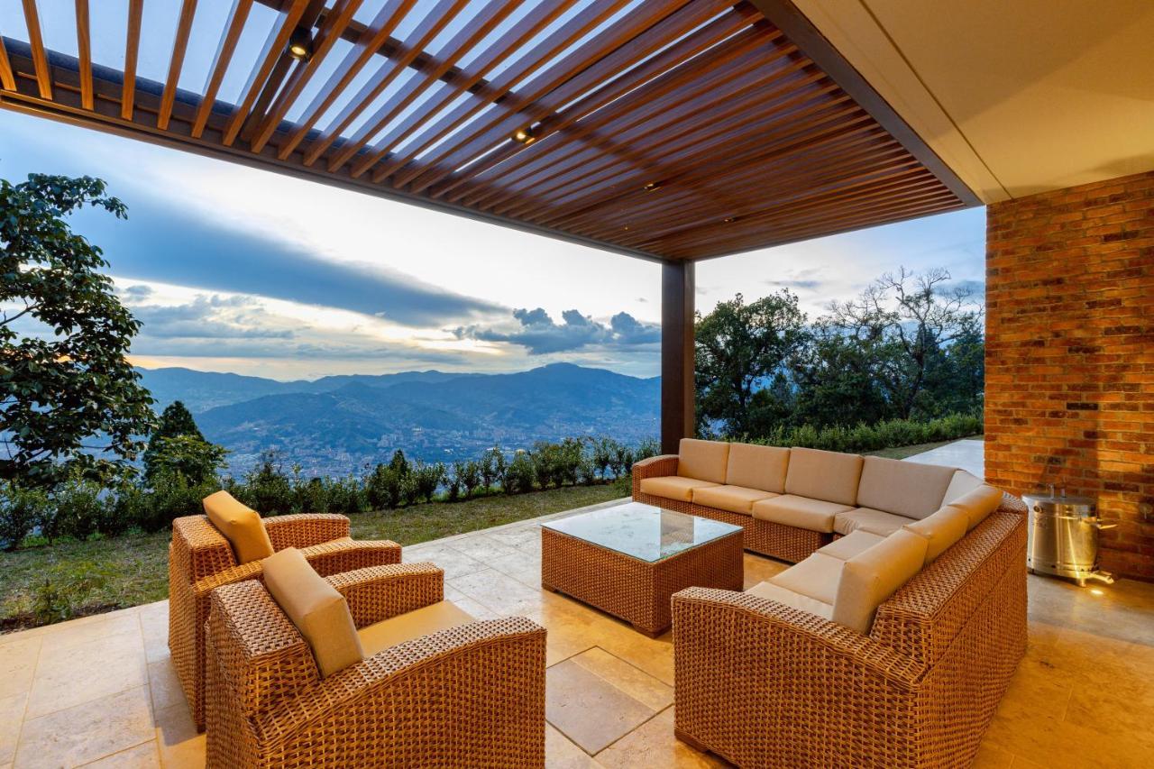 Villa Hilltop Enchanting With Stunning Views & Jacuzzi Medellín
