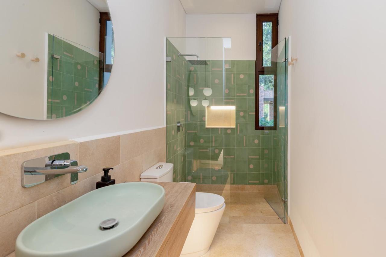 Hilltop Enchanting With Stunning Views & Jacuzzi Villa