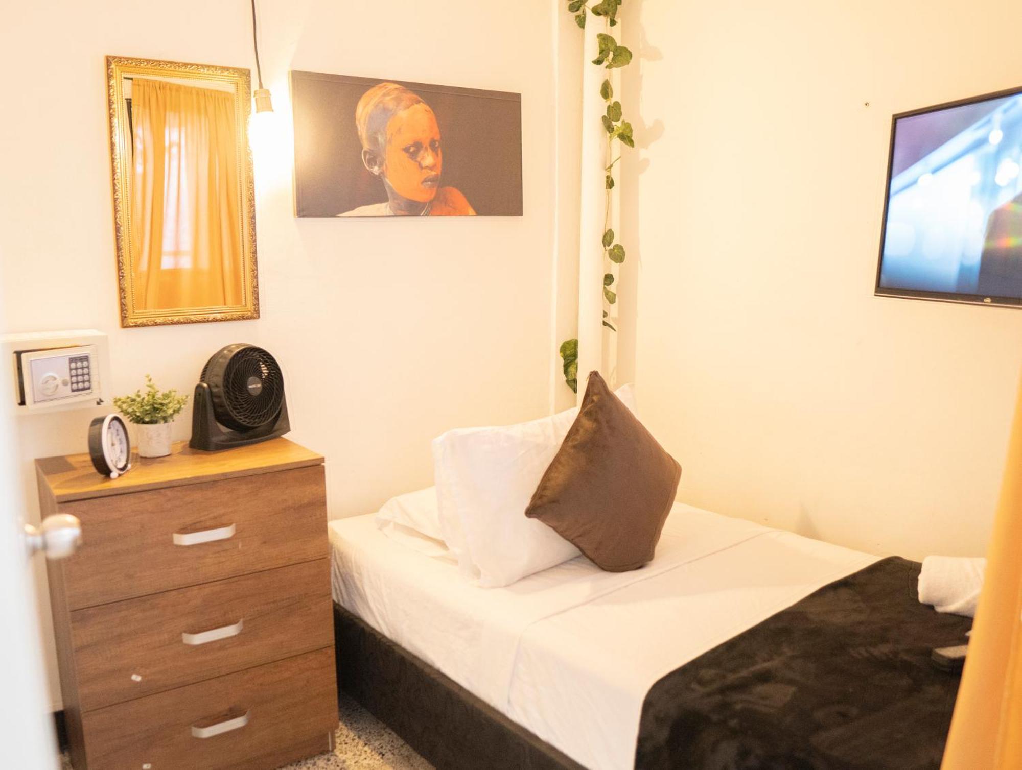 Africa House-casa Laureles-la70 Pensión Medellín