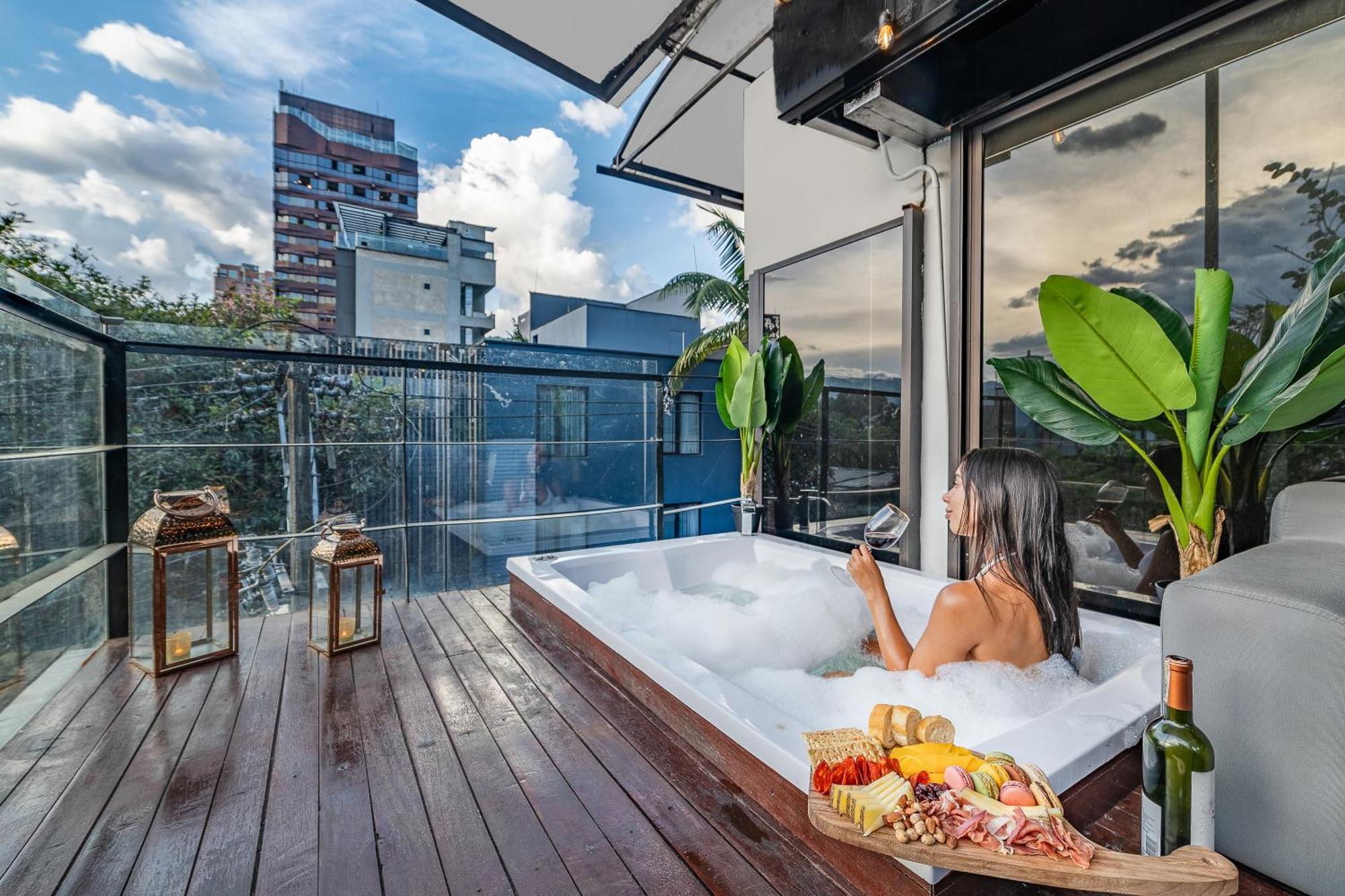9bdr W Heated Pool & Jacuzzi In Provenza *