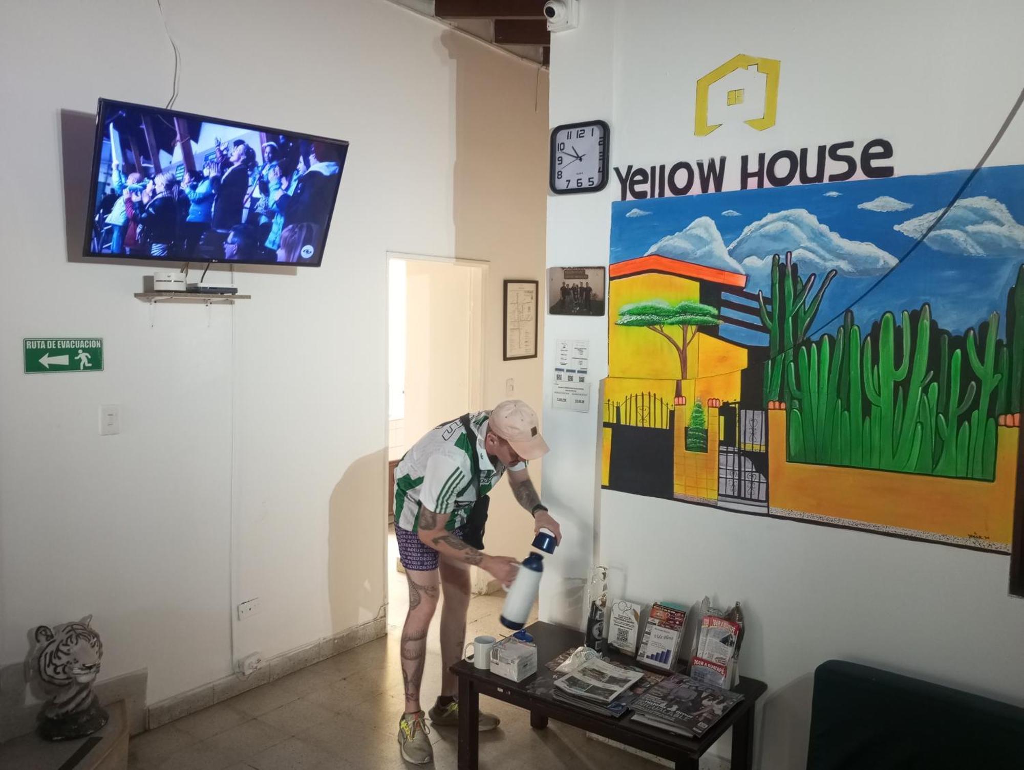 Hostal Yellow House