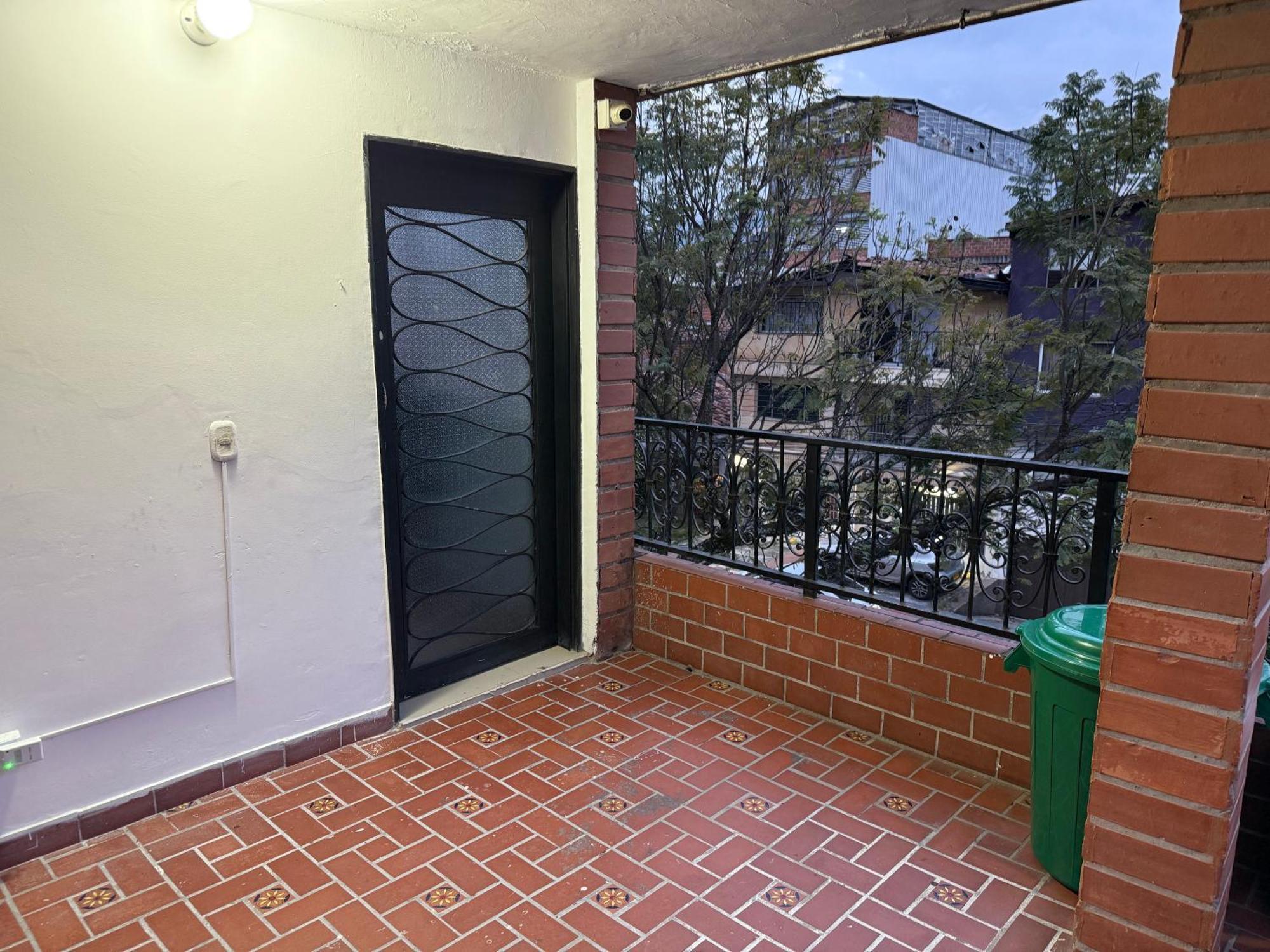 Casa Muy Amplia Con Excelente Ubicacion Familiar * Medellin