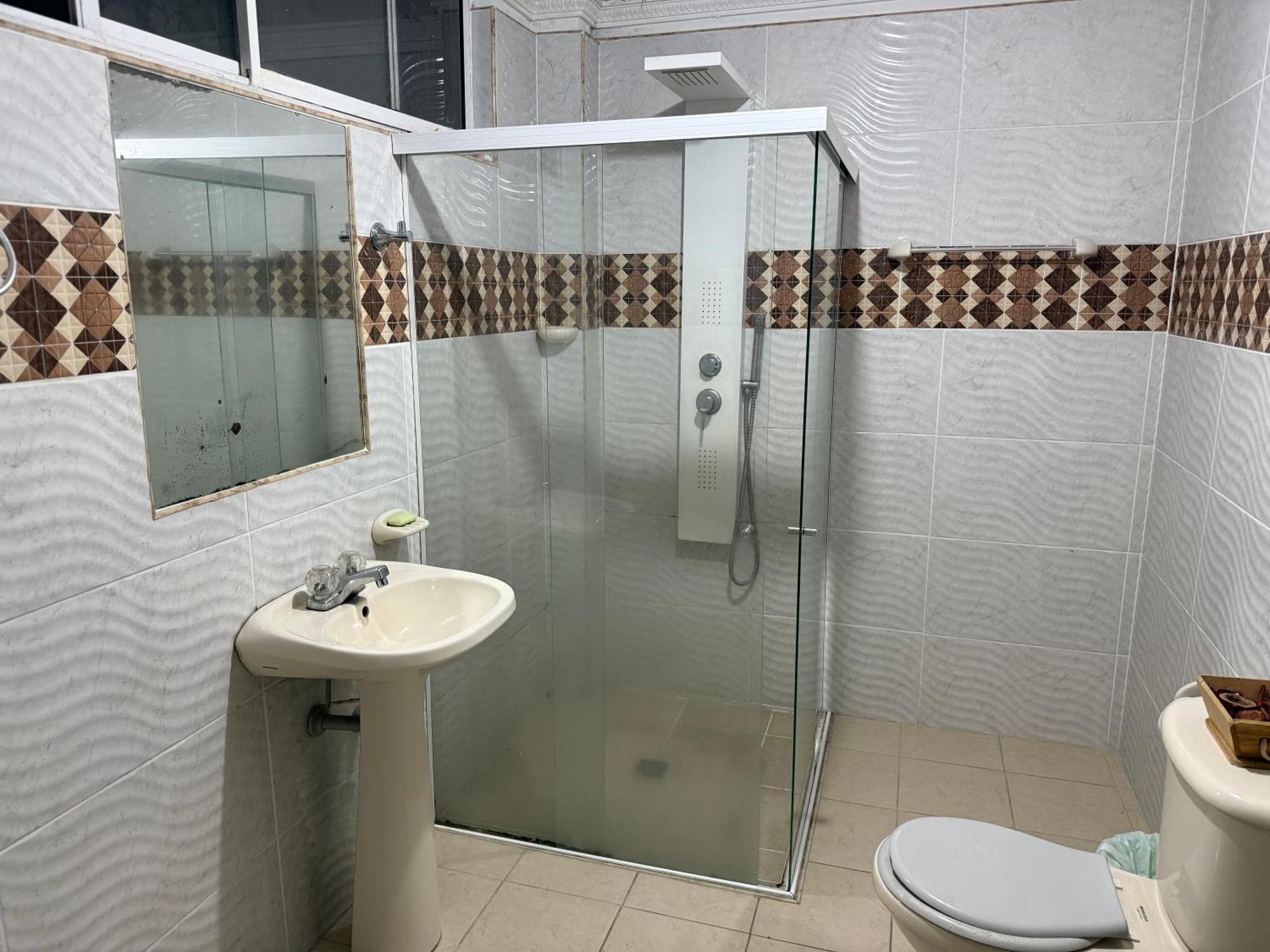 Homestay Casa Muy Amplia Con Excelente Ubicacion Familiar Medellin