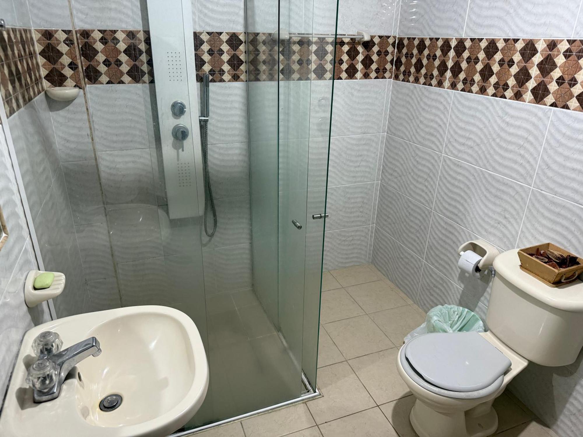 Casa Muy Amplia Con Excelente Ubicacion Familiar Homestay *