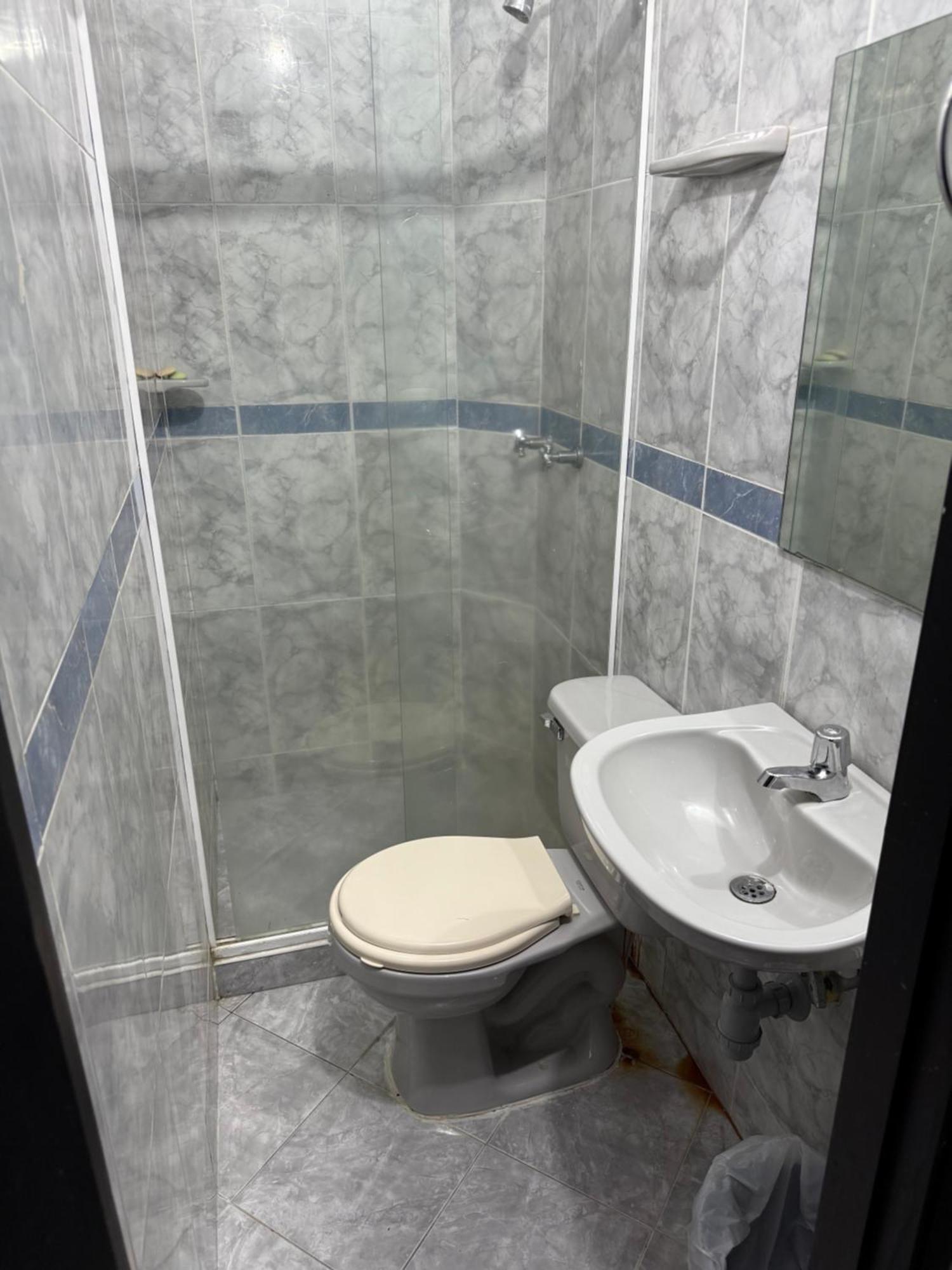 Casa Muy Amplia Con Excelente Ubicacion Familiar Homestay Medellin