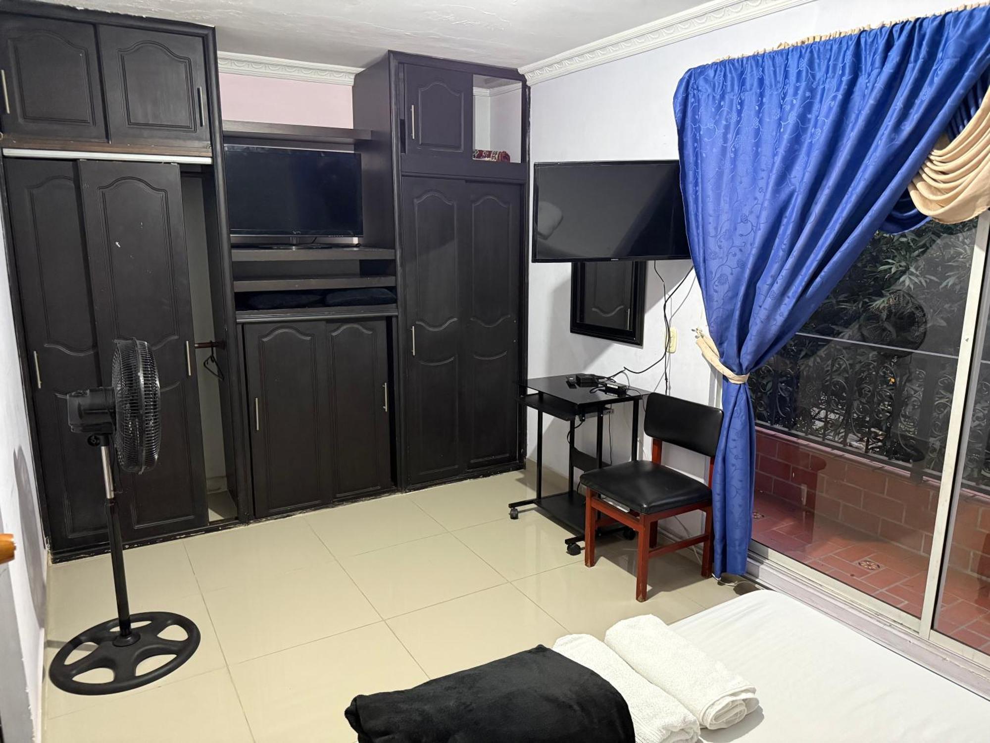 Homestay Casa Muy Amplia Con Excelente Ubicacion Familiar Medellin