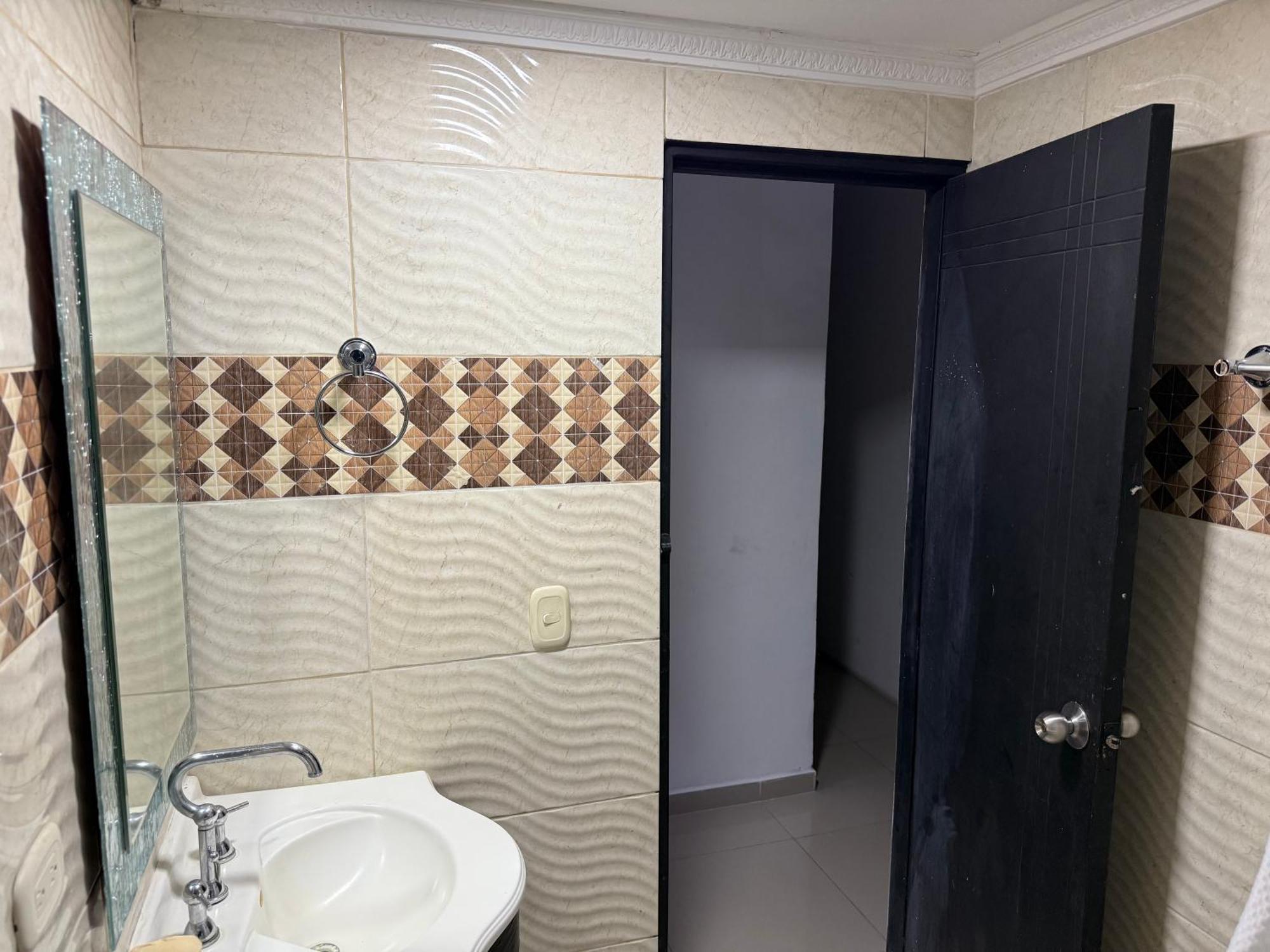 Casa Muy Amplia Con Excelente Ubicacion Familiar Homestay *