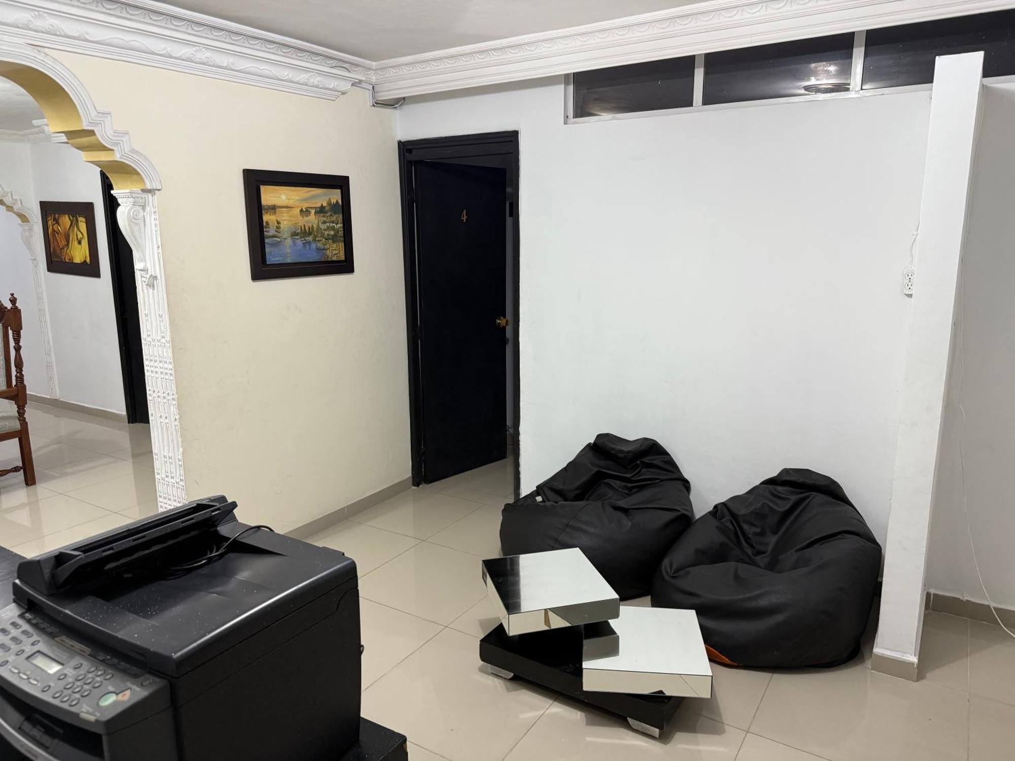 Casa Muy Amplia Con Excelente Ubicacion Familiar *