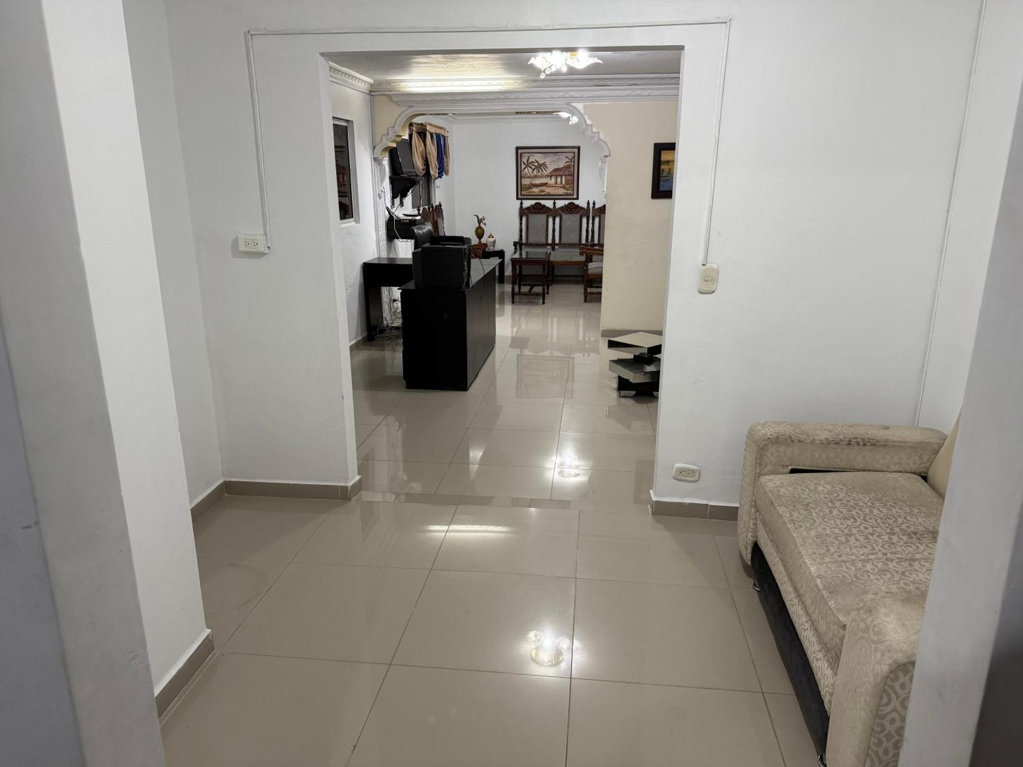 Casa Muy Amplia Con Excelente Ubicacion Familiar Homestay *