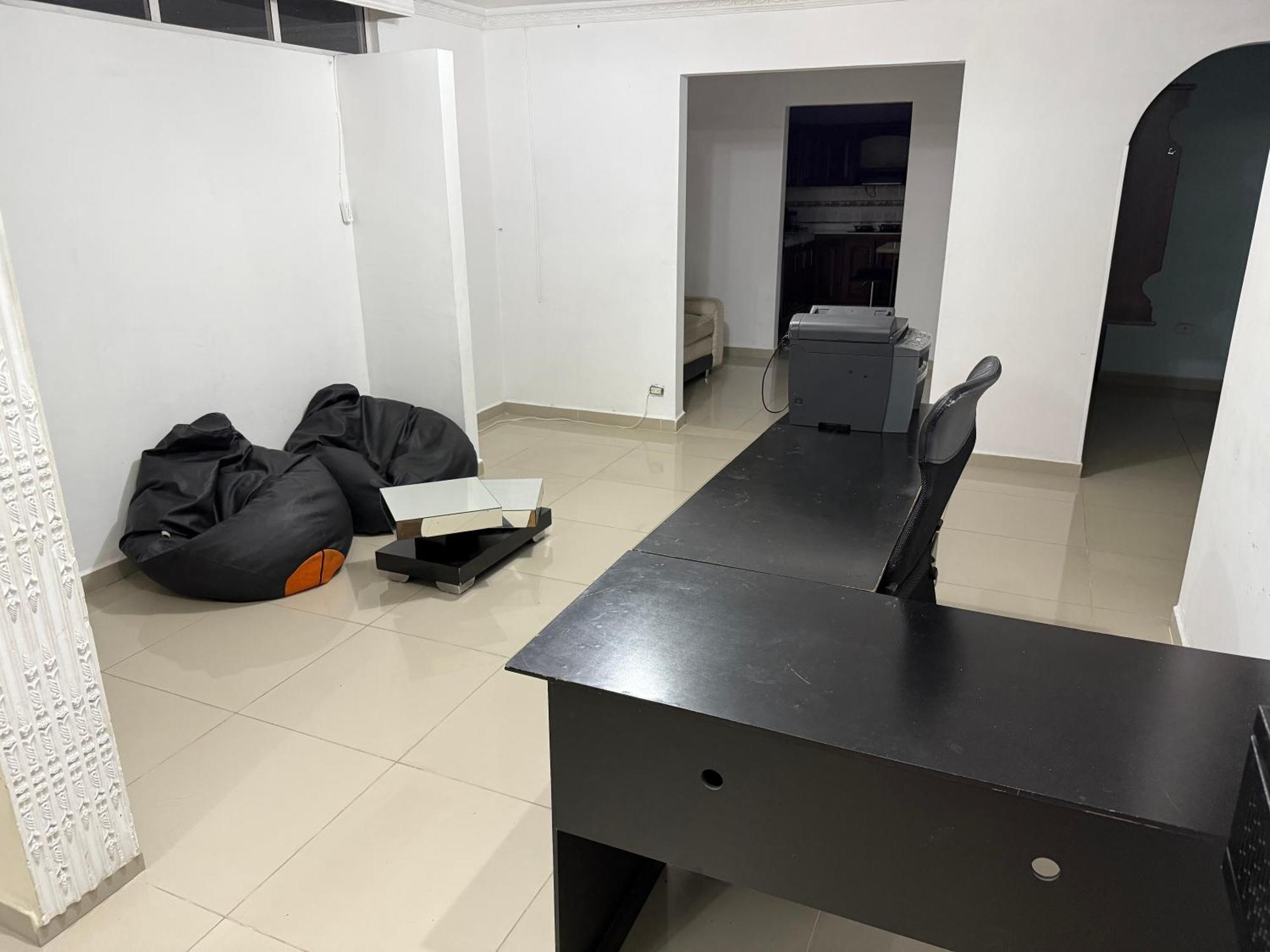 Casa Muy Amplia Con Excelente Ubicacion Familiar *