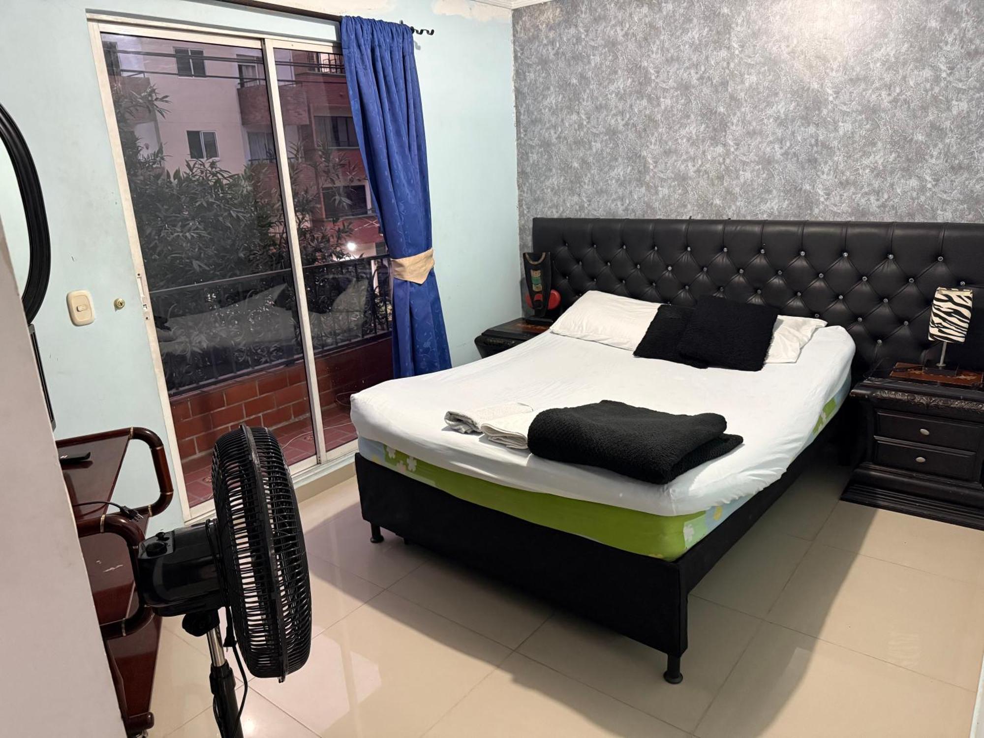 Casa Muy Amplia Con Excelente Ubicacion Familiar * Medellin
