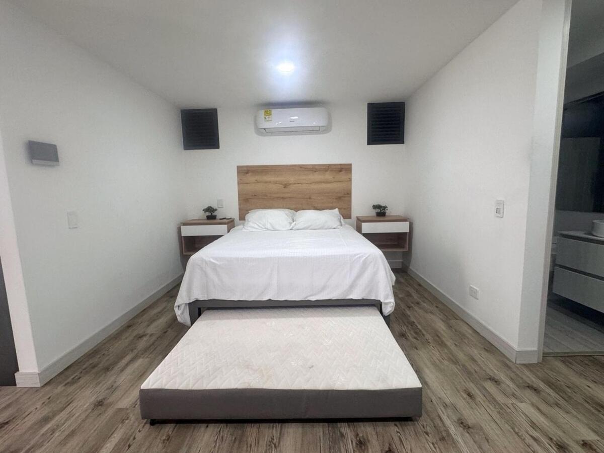 Terraza Privada En Laureles Con Aire Acondicionado *