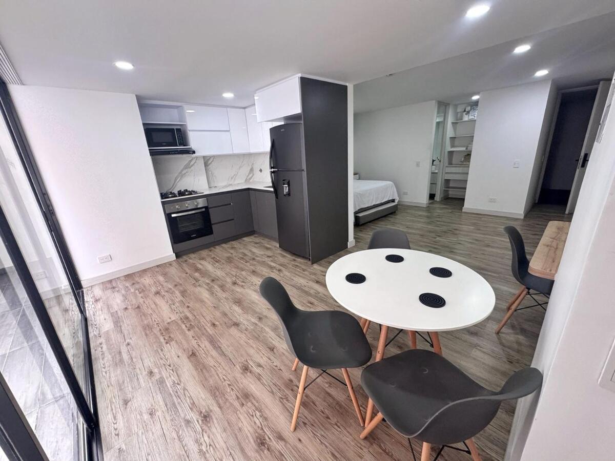 Apartamento Terraza Privada En Laureles Con Aire Acondicionado
